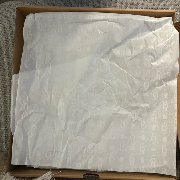 Brand New UGG Adirondack III Winter Boots – White, Size 8.5 - Picture 3 of 14